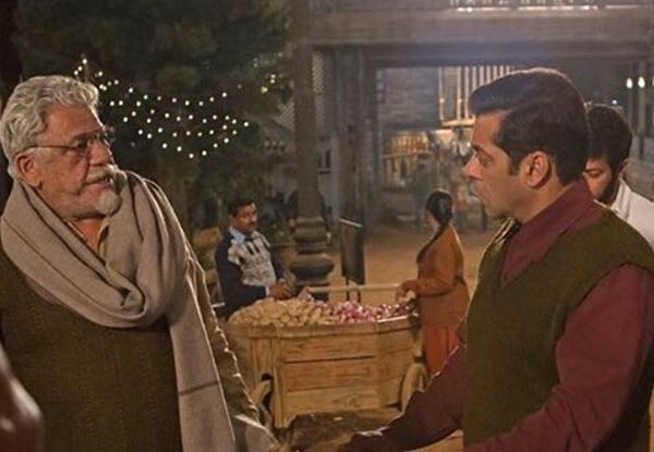 Tubelight: Salman Khan became emotional about Ompuri's memories | Tubelight : ओमपुरींच्या आठवणी सांगताना भावुक झाला सलमान खान! Tubelight: Salman Khan became emotional about Ompuri's memories | Tubelight : ओमपुरींच्या आठवणी सांगताना भावुक झाला सलमान खान!