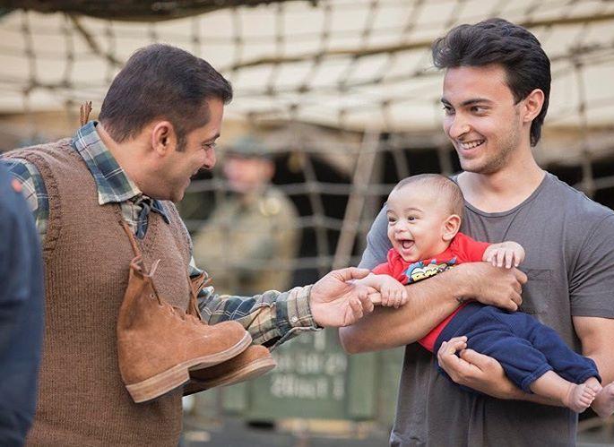 Baby Ahil and Mammoo Salman photo viral! | बाळ अहिल अन् मामू सलमानचा फोटो व्हायरल!