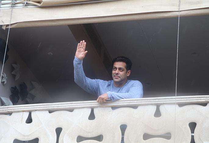 Learn how it looks at one BHK home in Salman Khan's GalaxyApartment | जाणून घ्या कसे दिसते सलमान खानचे गॅलॅक्सी अपार्टमेंटमधील वन बीएचके घर Learn how it looks at one BHK home in Salman Khan's GalaxyApartment | जाणून घ्या कसे दिसते सलमान खानचे गॅलॅक्सी अपार्टमेंटमधील वन बीएचके घर