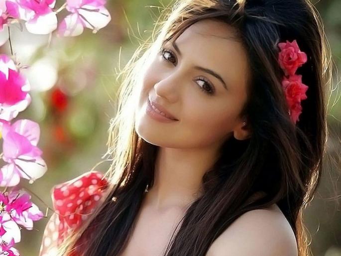 Sana Khan's director was so close to the director? | ​सना खानची डायरेक्टरशी इतकी कशी वाढली जवळीक?