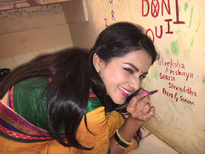 Colorful makeup room at the same cost as set | सेटवरच तितिक्षाने रंगवली मेकअप रूम Colorful makeup room at the same cost as set | सेटवरच तितिक्षाने रंगवली मेकअप रूम