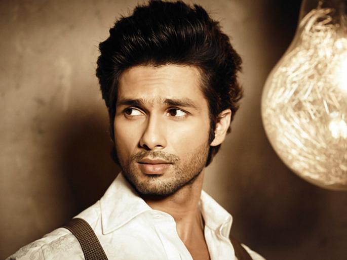 Shahid behind Twinkle! | ट्विंकलच्या मागे फिरायचा शाहिद! Shahid behind Twinkle! | ट्विंकलच्या मागे फिरायचा शाहिद!