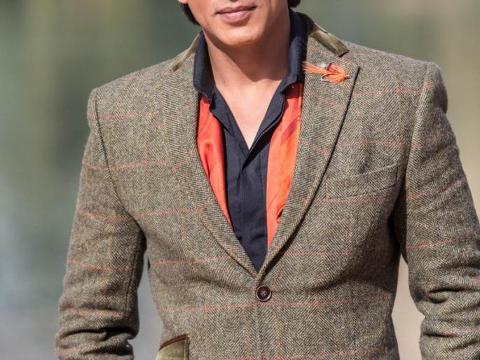 Stepping on the 'Brad Pitt' step will keep Shah Rukh | शाहरूख ठेवणार ‘ब्रॅड पिट’ च्या पाऊलावर पाऊल