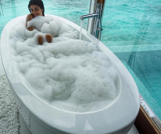 Hot actress Hot Bathtub photo viral, pompous talk on social media | ‘या’ अभिनेत्रीचा हॉट बाथटब फोटो व्हायरल,सोशल मीडियावर रंगल्या खुमासदार चर्चा