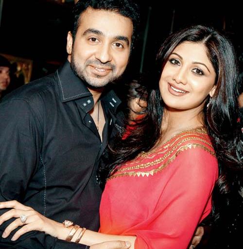 Celebrate the birthday of the husband with a sculpture! | पती राजसोबत शिल्पाने केला बर्थडे सेलिब्रेट! Celebrate the birthday of the husband with a sculpture! | पती राजसोबत शिल्पाने केला बर्थडे सेलिब्रेट!