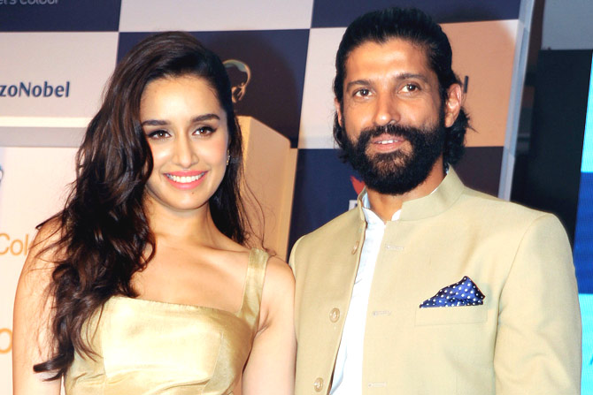 Shraddha Kapoor and Farhan were found in a very washroom | श्रद्धा कपूर व फरहान सापडले चक्क वॉशरुममध्ये Shraddha Kapoor and Farhan were found in a very washroom | श्रद्धा कपूर व फरहान सापडले चक्क वॉशरुममध्ये