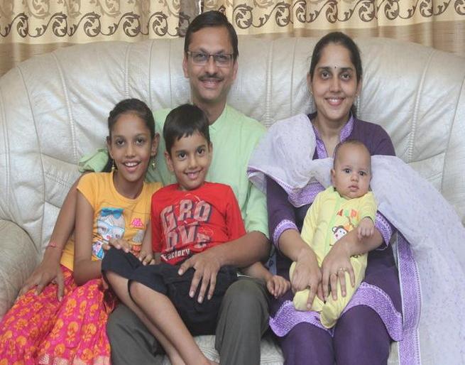 Must See: Popeye's real family photo of Tarak Mehta's reverse glasses! | Must See :‘तारक मेहता का उल्टा चष्मा’मधील पत्रकार पोपटलालचे रिअल फॅमिली फोटो!