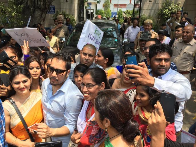 Mika Singh released on bail | मिका सिंगची जामीनावर सुटका Mika Singh released on bail | मिका सिंगची जामीनावर सुटका