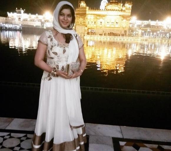 Sneha Waghana gifted golden gold! | स्नेहा वाघने दिली सुवर्णमंदिराला भेट!