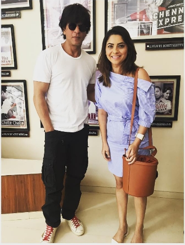 Sonali Kulkarni - Did you suppress the portrait of Shah Rukh Khan by the King? Read detailed | सोनाली कुलकर्णी - बादशाह शाहरुख खानच्या भेटी मागे दडलंय काय?वाचा सविस्तर Sonali Kulkarni - Did you suppress the portrait of Shah Rukh Khan by the King? Read detailed | सोनाली कुलकर्णी - बादशाह शाहरुख खानच्या भेटी मागे दडलंय काय?वाचा सविस्तर