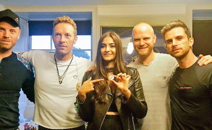 Sonam khan in 'Coldplay concert'! | ‘कोल्डप्ले कॉन्सर्ट’ मध्ये सोनमची धम्माल ! Sonam khan in 'Coldplay concert'! | ‘कोल्डप्ले कॉन्सर्ट’ मध्ये सोनमची धम्माल !