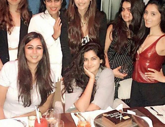 Sonamchi 'Girl Gang' bindhaastha party! | सोनमची ‘गर्ल गँग’ सोबत बिनधास्त पार्टी! Sonamchi 'Girl Gang' bindhaastha party! | सोनमची ‘गर्ल गँग’ सोबत बिनधास्त पार्टी!