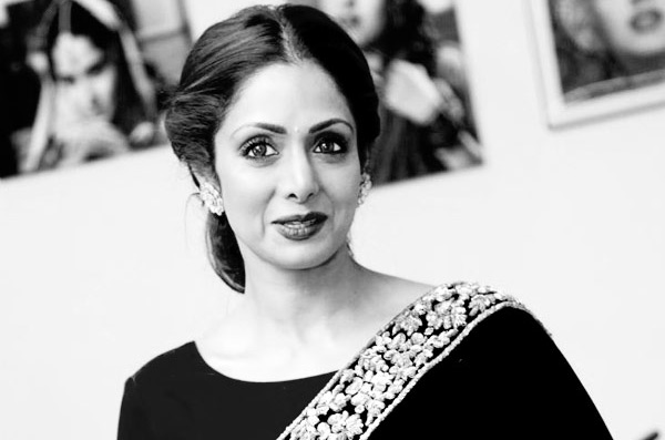 After the funeral of Sridevi, thanks to the fans of the Kapoor family! | श्रीदेवी यांच्या अंत्यसंस्कारानंतर कपूर परिवाराने मानले चाहत्यांचे आभार! After the funeral of Sridevi, thanks to the fans of the Kapoor family! | श्रीदेवी यांच्या अंत्यसंस्कारानंतर कपूर परिवाराने मानले चाहत्यांचे आभार!