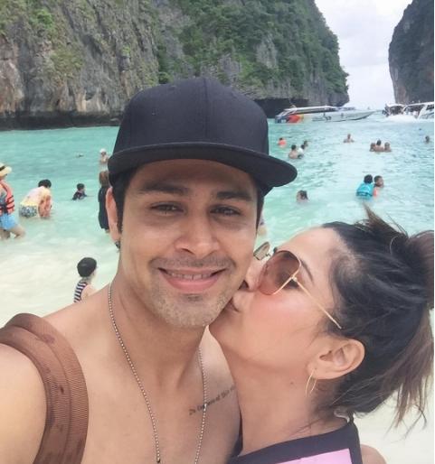 Sundeep Sahir is married to wife Anantaika in Thailand | सुदीप साहिर पत्नी अनंतिकासह थायलंडमध्ये करतोय एन्जॉय Sundeep Sahir is married to wife Anantaika in Thailand | सुदीप साहिर पत्नी अनंतिकासह थायलंडमध्ये करतोय एन्जॉय