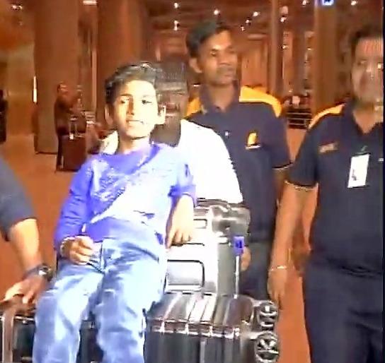 Sunny Pawar returned to Muni, to arrive at the airport | सनी पवार मुंईत परतला, विमानतळावर येताच झाले जंगी स्वागत Sunny Pawar returned to Muni, to arrive at the airport | सनी पवार मुंईत परतला, विमानतळावर येताच झाले जंगी स्वागत