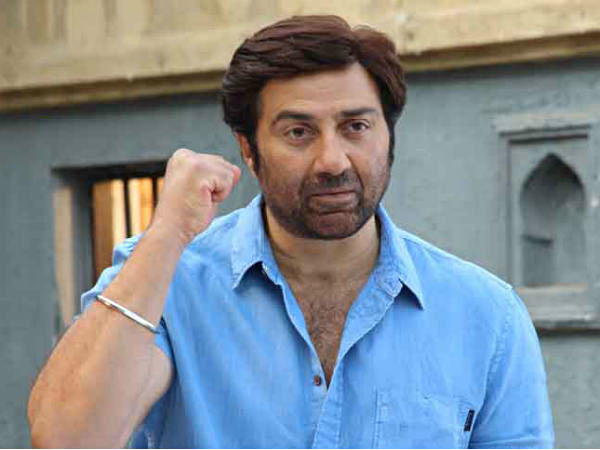 Do you see the photograph of Dashing Sunny Deol's wife? See if not! | डॅशिंग सनी देओलच्या पत्नीचा फोटो तुम्ही पाहिला काय? नसेल तर पहा!