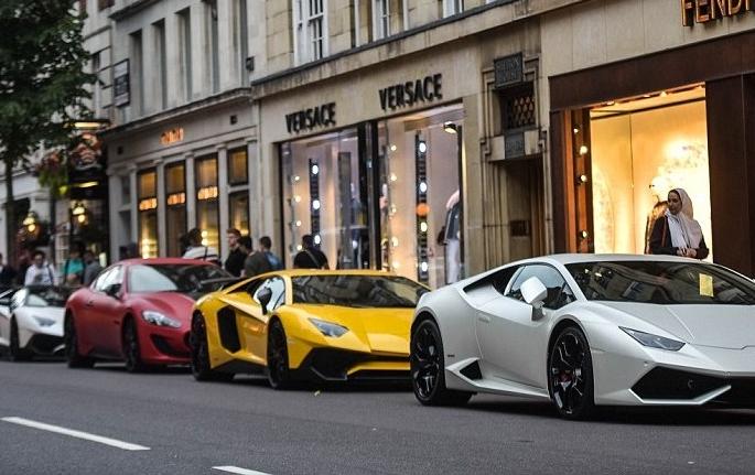 London's Greatest Gorgeous Super Luxury Cars | ​लंडनचे रस्ते गजबजले सुपर लक्झरी कार्सने