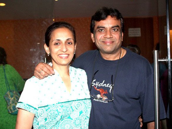 Paresh Rawal's wife was wearing a bikini on the set. | जेव्हा सेटवर बिकिनी घालून आली होती परेश रावलची पत्नी... Paresh Rawal's wife was wearing a bikini on the set. | जेव्हा सेटवर बिकिनी घालून आली होती परेश रावलची पत्नी...