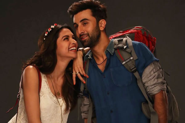 Deepika's parents see 'Tamasha' with Ranveer | दीपिकाच्या आईवडिलांनी रणवीरसह बघितला 'तमाशा' Deepika's parents see 'Tamasha' with Ranveer | दीपिकाच्या आईवडिलांनी रणवीरसह बघितला 'तमाशा'