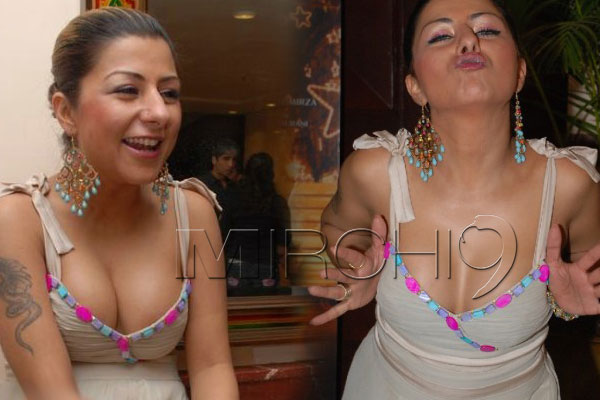 Har Kaur's drinking liquor 'blast' | हर्द कौरचा दारू पिऊन 'ब्लास्ट'