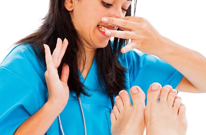 Does the stomach get rid of the socks? Take away from these remedies! | ​मोजे काढताच पायांची दुर्गंधी येते का? या उपायांनी करा दूर !