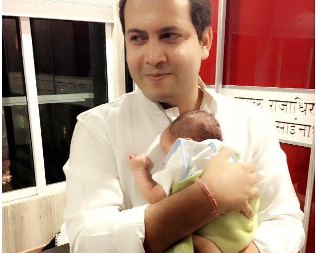 Shweta Tiwari shared the boy's cute photo, seen in his father's hair, | श्वेता तिवारीने शेअर केला मुलाचा Cute फोटो, वडिलांच्या कुशीत दिसला चिमुकला रेयांश