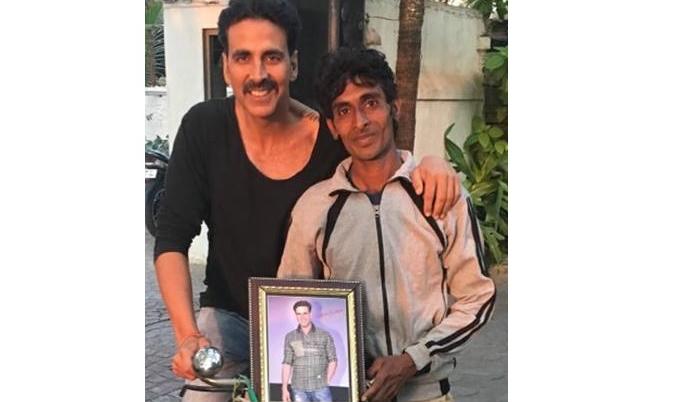 Meet Akshay Kumar's superfather; Akki came to meet the cyclist from Haridwar! | भेटा, अक्षय कुमारच्या अतरंगी चाहत्याला ; अक्कीला भेटायला आला होता हरिद्वारहून सायकलवर!