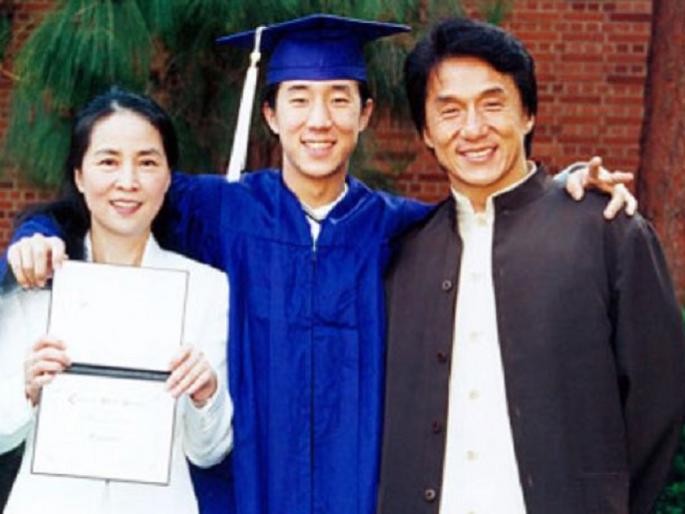 OMG: Jackie Chan married not pregnant, but "for this reason" pregnant love! | OMG : जॅकी चैनने प्रेमामुळे नव्हे तर "या कारणाने" लग्न केले गर्भवती प्रेमिकेशी !