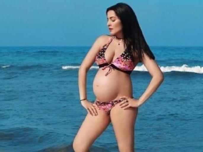 Celina Jaitley bikinit baby bump! | ​सेलिना जेटलीने दाखविला बिकिनीत बेबी बंप !