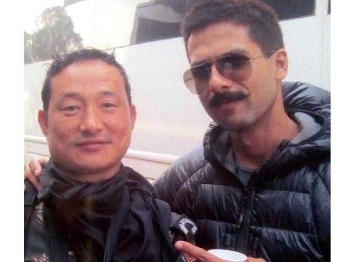 Shahid Kapoor's 'Ghoshali' with 'Bomumi' shooting at 'Rangoon' | ‘रंगून’ च्या शूटिंगवेळी शाहिद कपूरची जमली ‘बोमी’सोबत गट्टी!!!