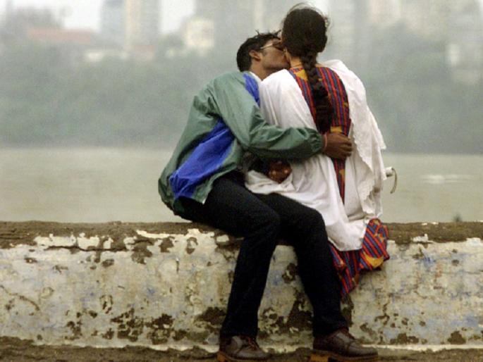 Relation: Do not do this at all! | Relation : पार्टनरसोबत सार्वजनिक ठिकाणी फिरताना "हे" मुळीच करू नका ! Relation: Do not do this at all! | Relation : पार्टनरसोबत सार्वजनिक ठिकाणी फिरताना "हे" मुळीच करू नका !