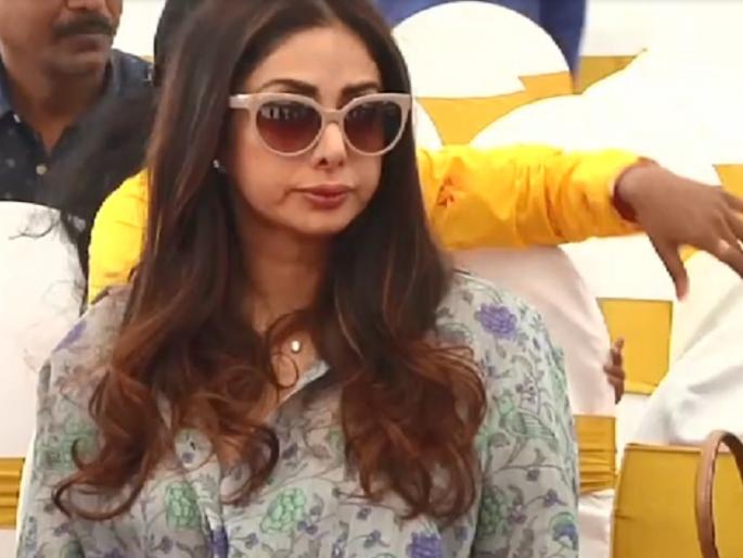 Sridevi looks like hiding lips! Lip job or anything else? | सुजलेले ओठ लपवताना दिसली श्रीदेवी! लिप जॉब की आणखी काही? Sridevi looks like hiding lips! Lip job or anything else? | सुजलेले ओठ लपवताना दिसली श्रीदेवी! लिप जॉब की आणखी काही?