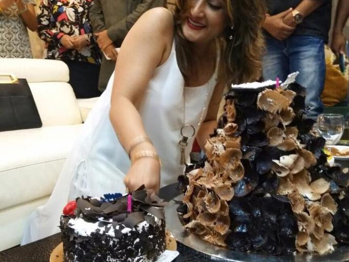 Her birthday is celebrated with Urvashi Dholakiya | मुलांसह असा साजरा केला उर्वशी ढोलकीयाने तिचा वाढदिवस Her birthday is celebrated with Urvashi Dholakiya | मुलांसह असा साजरा केला उर्वशी ढोलकीयाने तिचा वाढदिवस