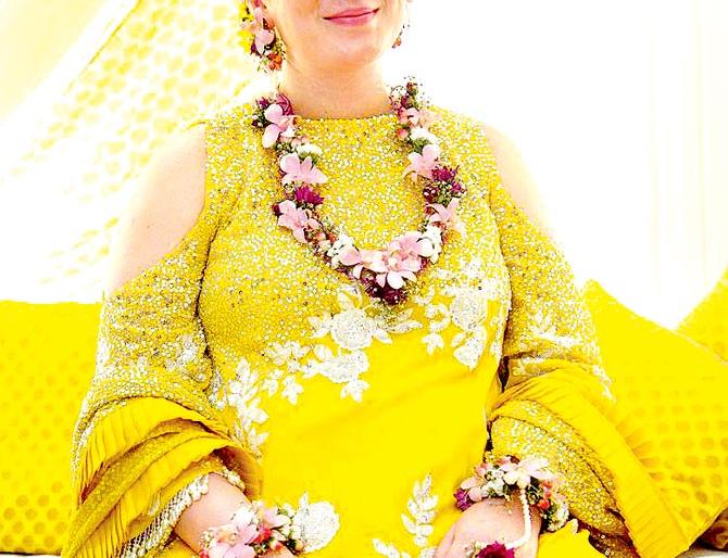 Urvashi Sharma's Second Mother, Happy Birthday, Many Celebrities | उर्वशी शर्मा होणार दुस-यांदा आई, शुभेच्छा द्यायला पोहोचले अनेक सेलिब्रेटी Urvashi Sharma's Second Mother, Happy Birthday, Many Celebrities | उर्वशी शर्मा होणार दुस-यांदा आई, शुभेच्छा द्यायला पोहोचले अनेक सेलिब्रेटी