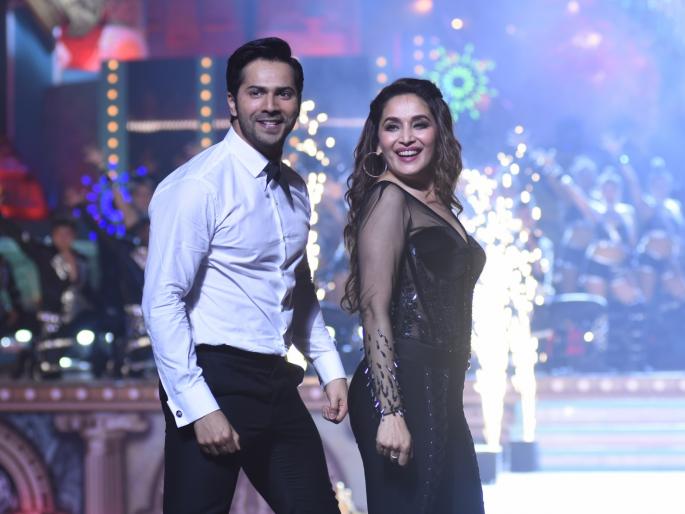 STAR Screen Awards 2017: Varun Dhawan with Tharakali Madhuri on 'Tamma Tamma' song | STAR Screen Awards 2017:'तम्मा तम्मा' गाण्यावर वरूण धवनसह थिरकली माधुरी दिक्षित STAR Screen Awards 2017: Varun Dhawan with Tharakali Madhuri on 'Tamma Tamma' song | STAR Screen Awards 2017:'तम्मा तम्मा' गाण्यावर वरूण धवनसह थिरकली माधुरी दिक्षित