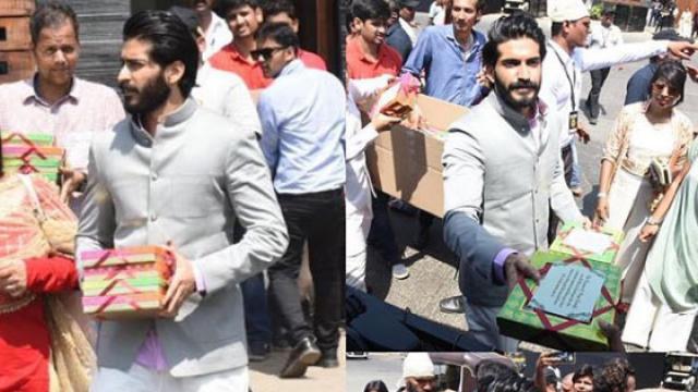 Harshvardhan Kapoor sweets on the street to express the joy of the sister's wedding, see the video! | बहिणीच्या लग्नाचा आनंद व्यक्त करण्यासाठी भाऊ हर्षवर्धन कपूरने रस्त्यावर वाटली मिठाई, पाहा व्हिडीओ! Harshvardhan Kapoor sweets on the street to express the joy of the sister's wedding, see the video! | बहिणीच्या लग्नाचा आनंद व्यक्त करण्यासाठी भाऊ हर्षवर्धन कपूरने रस्त्यावर वाटली मिठाई, पाहा व्हिडीओ!