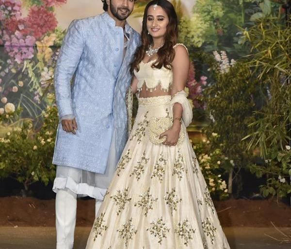 Varun Dhawan's Birthday Friend Natasha Dalal gets Birthday Wish, Wedding Repeats Again | वरुण धवनने केले गर्लफ्रेंड नताशा दलालला बर्थडे विश, लग्नाच्या चर्चांना पुन्हा उधाण Varun Dhawan's Birthday Friend Natasha Dalal gets Birthday Wish, Wedding Repeats Again | वरुण धवनने केले गर्लफ्रेंड नताशा दलालला बर्थडे विश, लग्नाच्या चर्चांना पुन्हा उधाण
