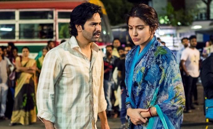 Anushka Sharma appeared with Varun Dhawan on Bhopal bus stand | भोपाळच्या बसस्टँडवर वरुण धवनसोबत दिसली अनुष्का शर्मा Anushka Sharma appeared with Varun Dhawan on Bhopal bus stand | भोपाळच्या बसस्टँडवर वरुण धवनसोबत दिसली अनुष्का शर्मा