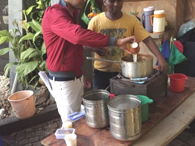 Chaywalla became Vatsal Seth on the set series | हासिल या मालिकेच्या सेटवर वत्सल सेठ बनला चायवाला Chaywalla became Vatsal Seth on the set series | हासिल या मालिकेच्या सेटवर वत्सल सेठ बनला चायवाला