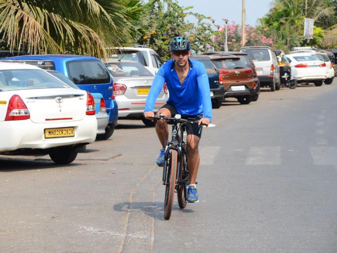 Who will be the cyclist? | सायकल चालवित असलेला हा अभिनेता कोण असेल बरं?