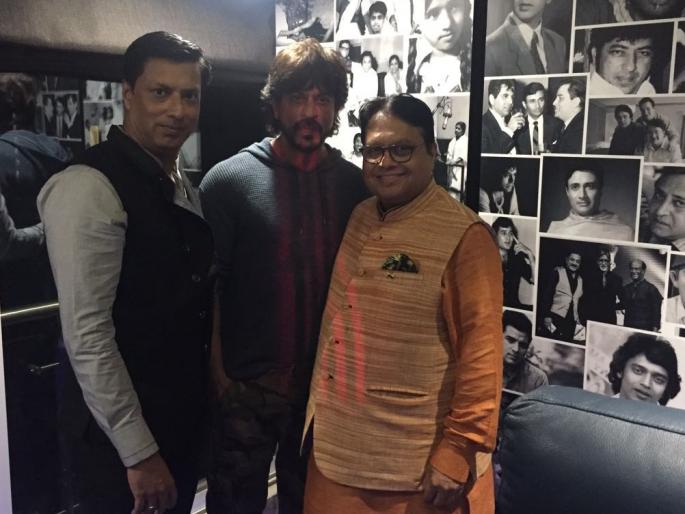 Shahrukh Khan, CM Devendra Fadnavis and others at Madhur Bhandarkar's house warming party | Shahrukh Khan, CM Devendra Fadnavis and others at Madhur Bhandarkar's house warming party
