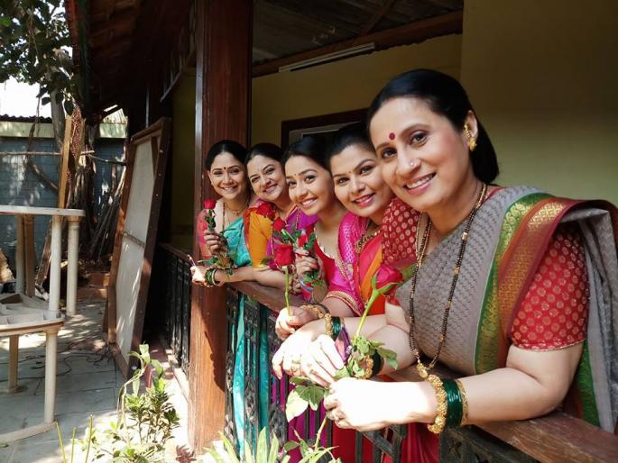Celebration of women's day on frozen set | गोठच्या सेटवर झाले महिला दिनाचे सेलिब्रेशन Celebration of women's day on frozen set | गोठच्या सेटवर झाले महिला दिनाचे सेलिब्रेशन