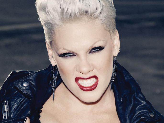 Singer Pink is proud of weight gain | सिंगर पिंकला वजन वाढल्याचा वाटतोय अभिमान Singer Pink is proud of weight gain | सिंगर पिंकला वजन वाढल्याचा वाटतोय अभिमान