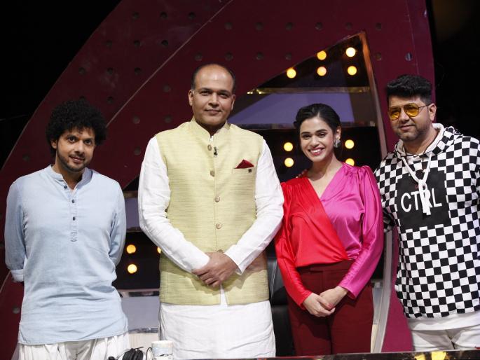 On the stage of "Sur Nava Dhaswa Nava", the participants got a special surprise from Ashutosh Gowarikar! | “सूर नवा ध्यास नवा”च्या मंचावर स्पर्धकांना मिळाले आशुतोष गोवारीकर यांच्याकडून एक खास सरप्राईझ ! On the stage of "Sur Nava Dhaswa Nava", the participants got a special surprise from Ashutosh Gowarikar! | “सूर नवा ध्यास नवा”च्या मंचावर स्पर्धकांना मिळाले आशुतोष गोवारीकर यांच्याकडून एक खास सरप्राईझ !