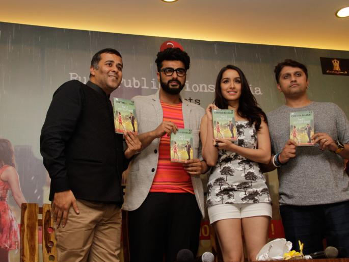 Launching the book 'Half Girlfriend'! | ‘हाफ गर्लफ्रेंड’ पुस्तकाचे लाँचिंग ! Launching the book 'Half Girlfriend'! | ‘हाफ गर्लफ्रेंड’ पुस्तकाचे लाँचिंग !