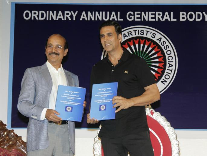 Providing an insurance policy to the stuntman at the hands of Akki | अक्कीच्या हस्ते स्टंटसमॅनला इन्शुरन्स पॉलिसी प्रदान