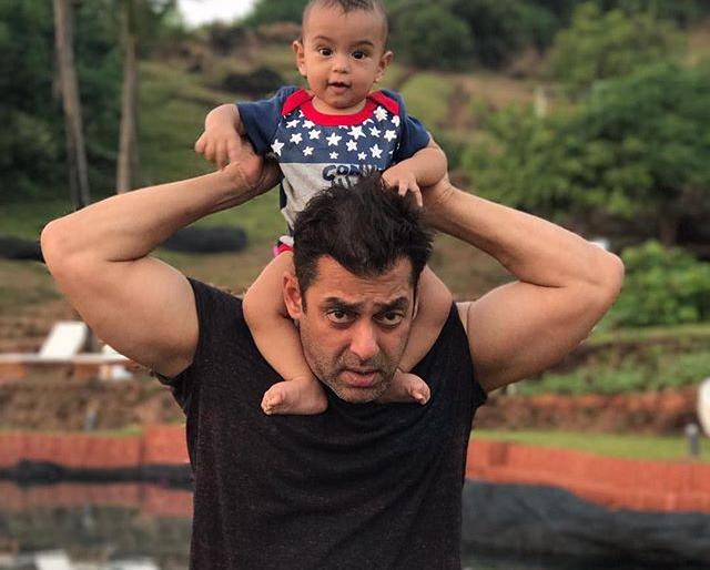 Salman Khan gifted Lucky Brasslet | ​सलमानने अहीलला गिफ्ट केले ‘लकी ब्रासलेट’