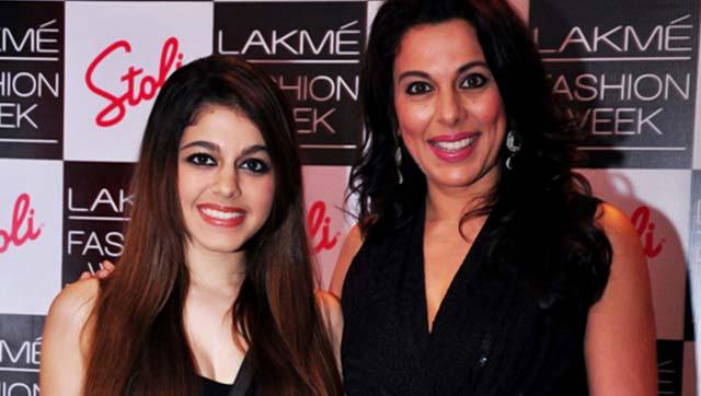 Pooja Bedi's pictures of the girl promised | पूजा बेदीच्या मुलीची छायाचित्रे वादात