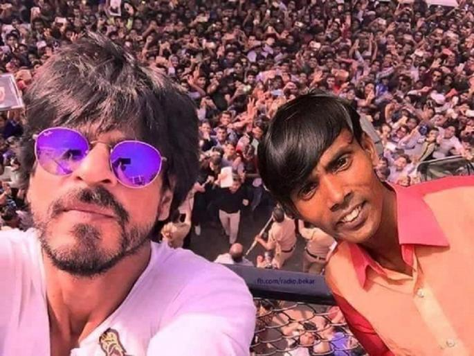 Selfie with Shah Rukh Khan shared with Bangladeshi Hero Allaar Bogar; Then something happened !! | बांगलादेशी हिरो आलोम बोगराने शेअर केली शाहरूख खानसोबत सेल्फी; मग झाले असे काही!! Selfie with Shah Rukh Khan shared with Bangladeshi Hero Allaar Bogar; Then something happened !! | बांगलादेशी हिरो आलोम बोगराने शेअर केली शाहरूख खानसोबत सेल्फी; मग झाले असे काही!!