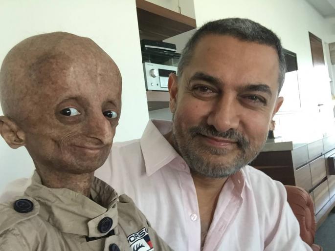 Aamir to meet a sick fan | आजारी चाहत्याच्या भेटीला आमिर Aamir to meet a sick fan | आजारी चाहत्याच्या भेटीला आमिर